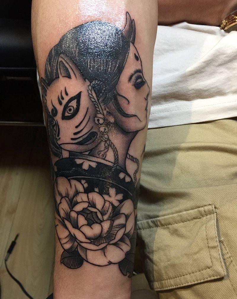 面具女孩纹身图片_手臂新传统纹身图案