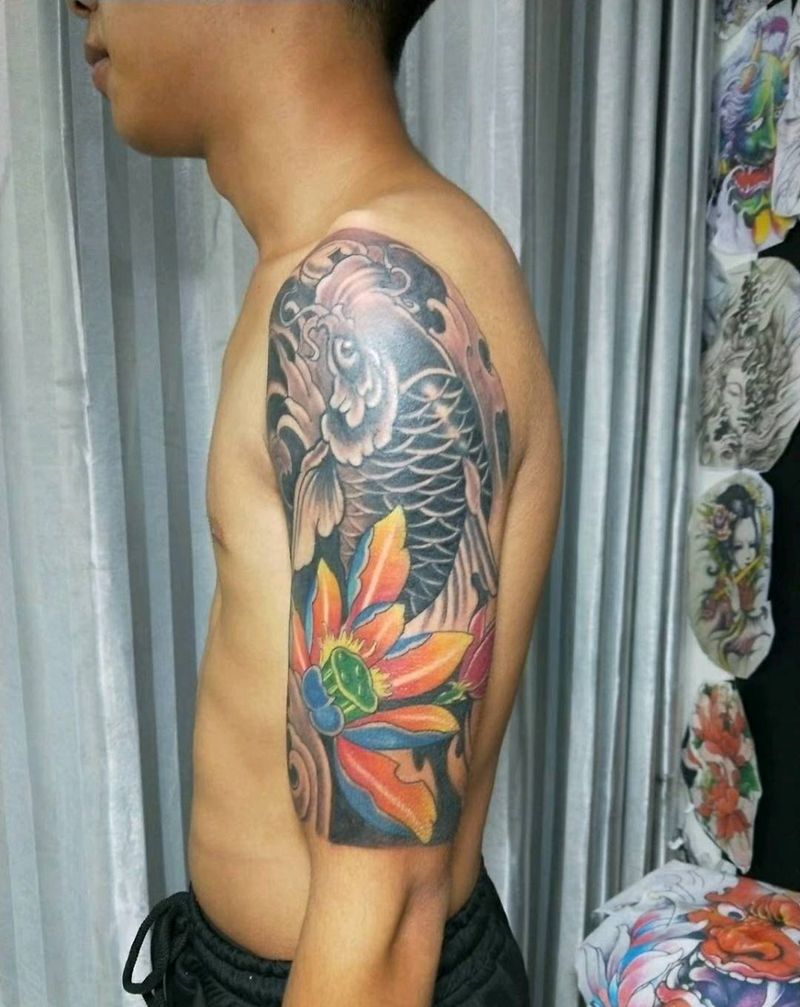 大臂局部彩色鲤鱼纹身图片