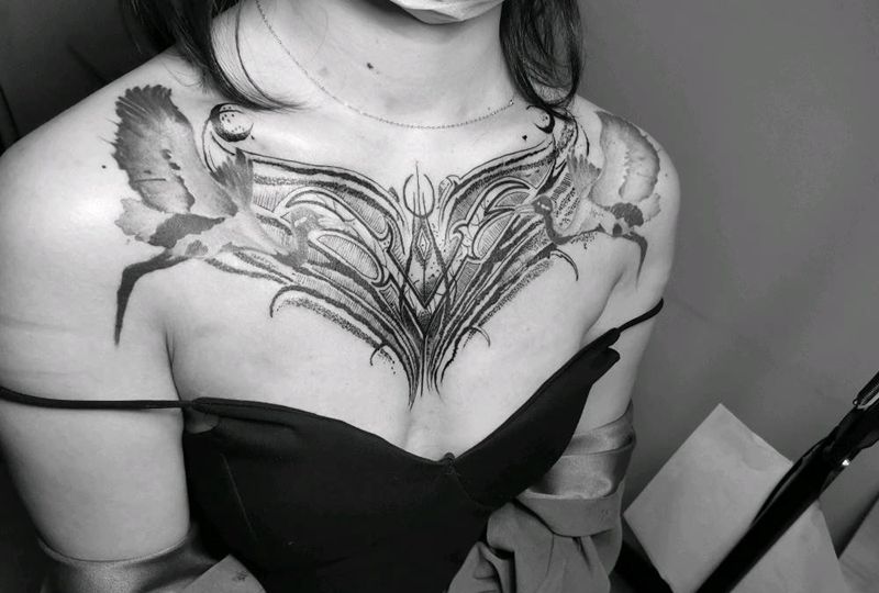 花胸纹身图片_胸部纹身图案