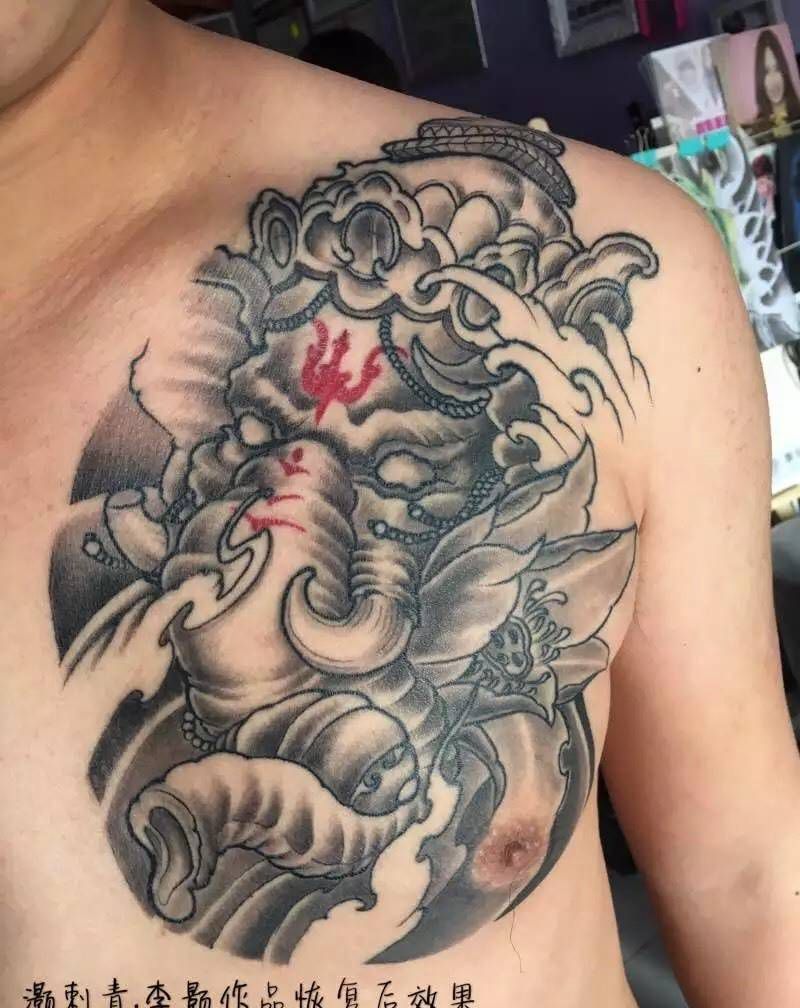 象鼻财神、半胛胸部分纹身图片