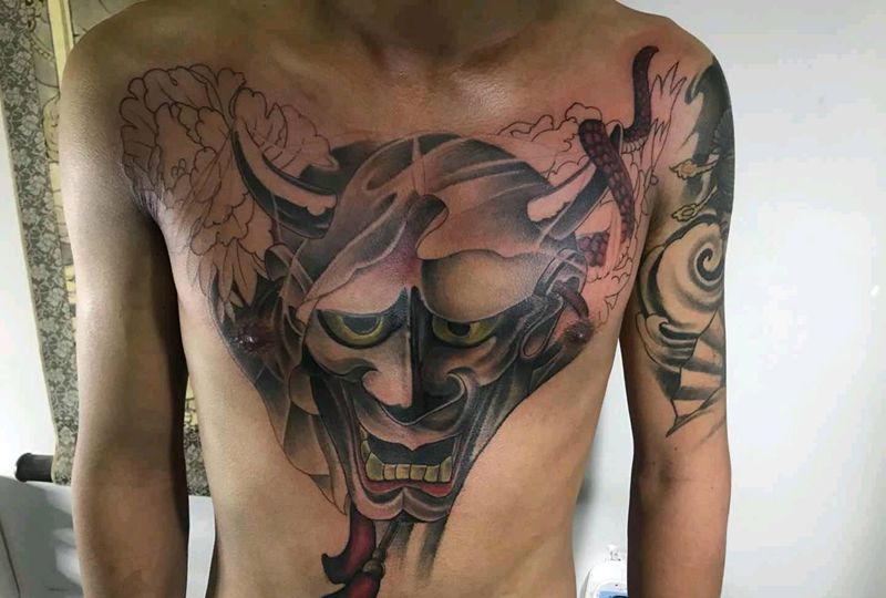 班诺未完纹身图片_胸部纹身图案