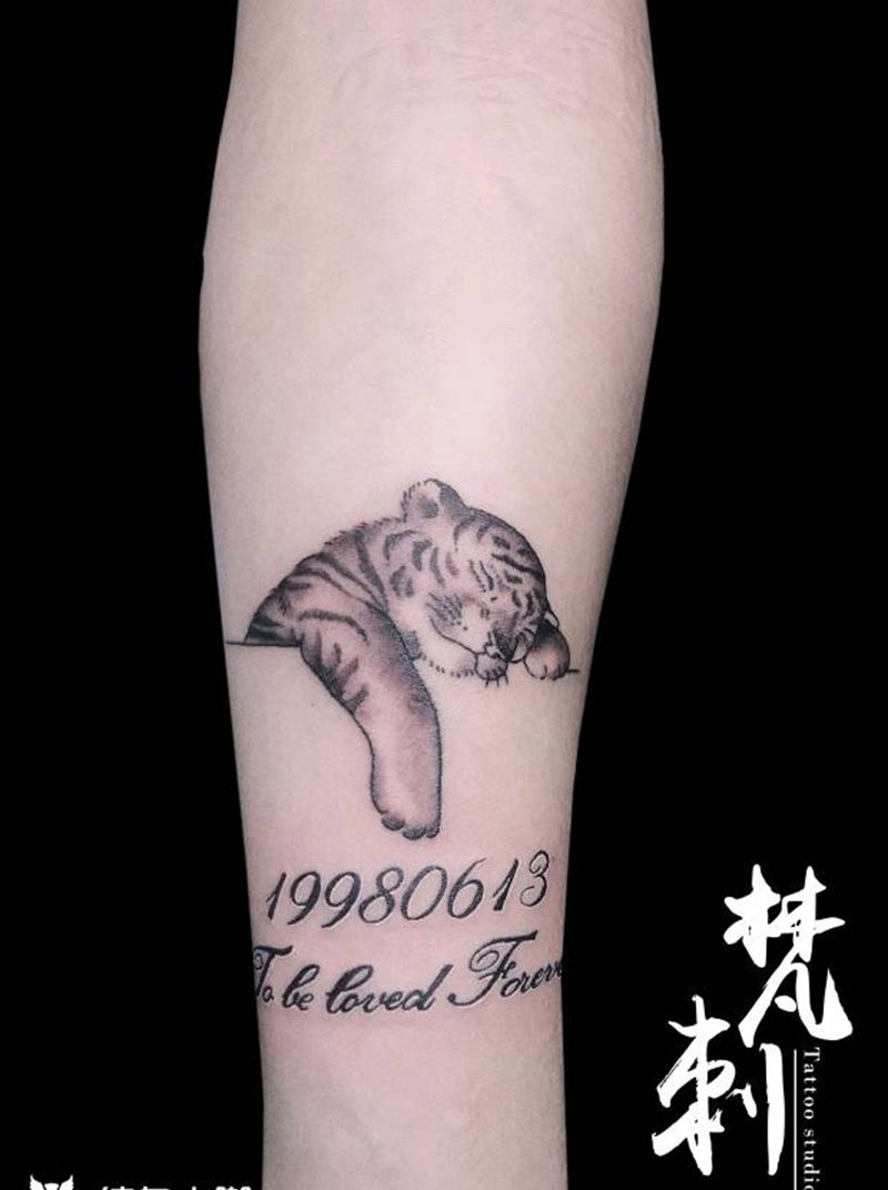 网红小脑斧纹身图片_手臂点刺生肖字母生日纹身图案