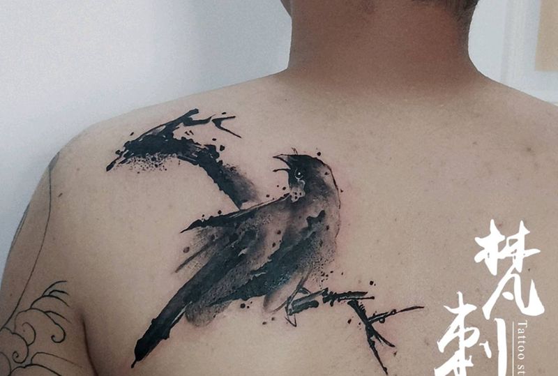 黑灰水墨喜鹊纹身图片_背部水墨纹身图案