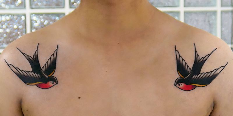 燕儿纹身图片_肩部胸部Old School纹身图案