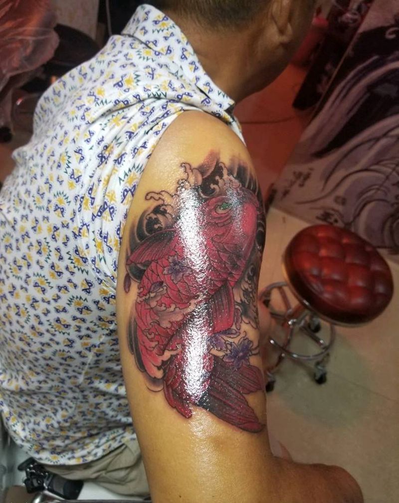 红鲤鱼纹身图片_肩部新传统水彩纹身图案