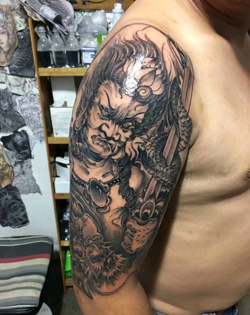 不动冥王纹身图片_肩部新传统纹身图案