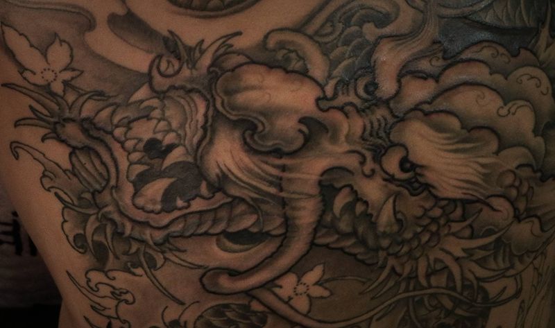 满背龙纹身图片_背部新传统纹身图案