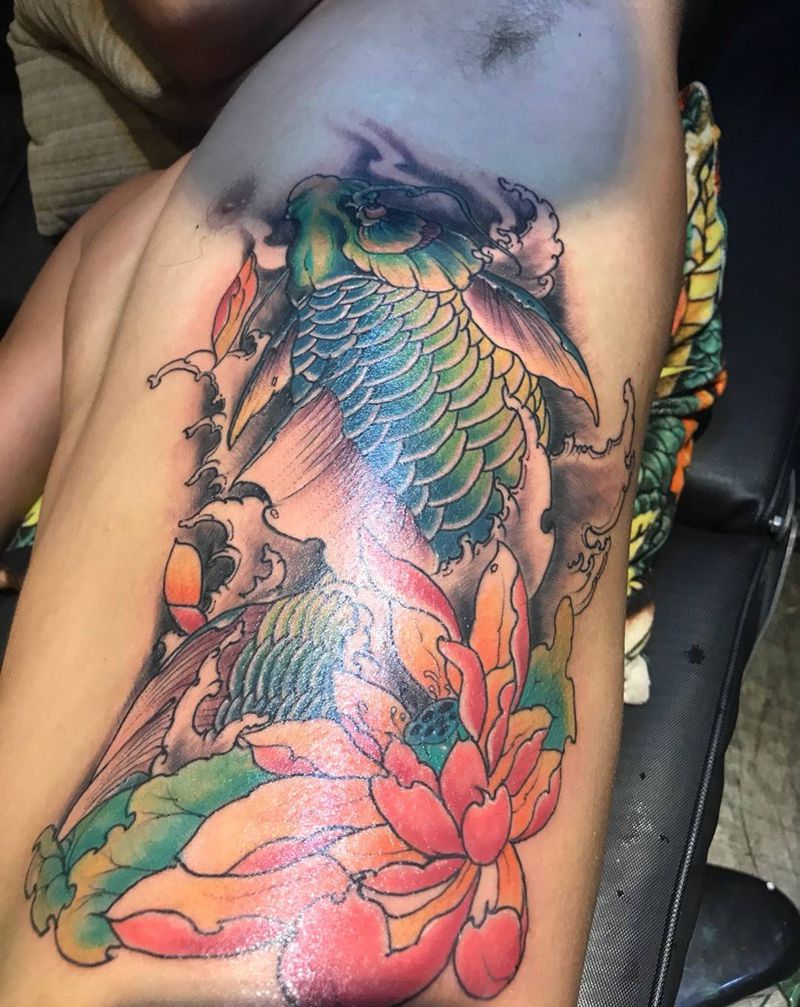 侧腰大鲤鱼纹身图片