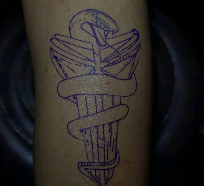 黑曼巴纹身图片_腿部纹身图案