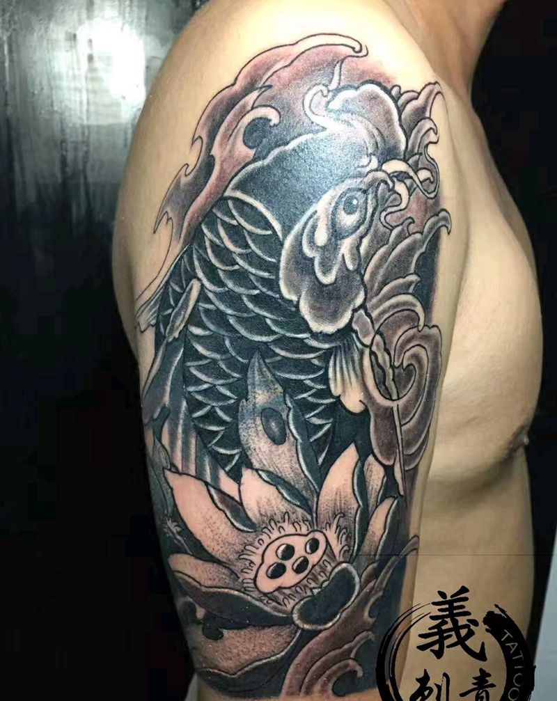 黑灰鲤鱼遮盖纹身图片