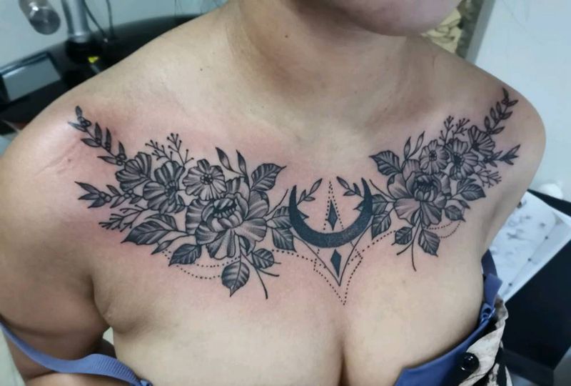 花胸素花纹身图片_胸部纹身图案