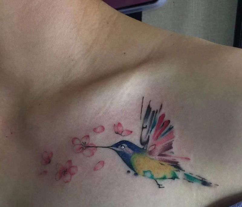 蜂鸟纹身图片_肩部水彩纹身图案