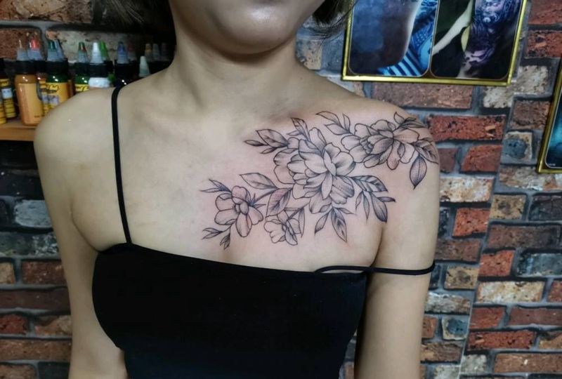 素花纹身图片_胸部纹身图案