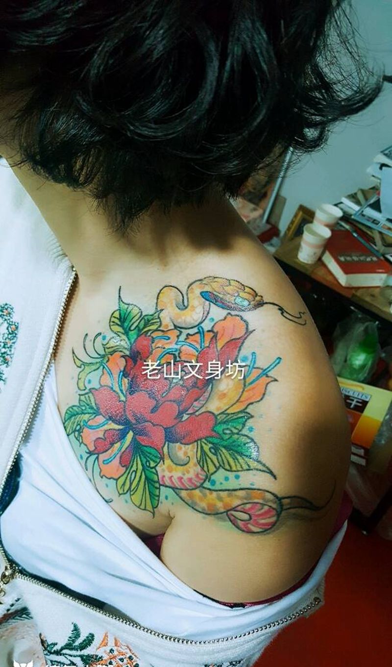 蛇盘牡丹纹身图片