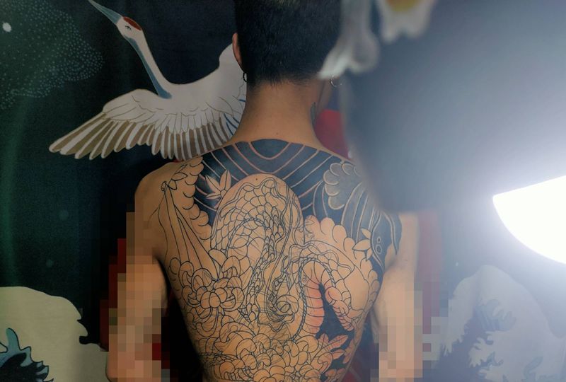蛇遮盖纹身图片_背部老传统纹身图案