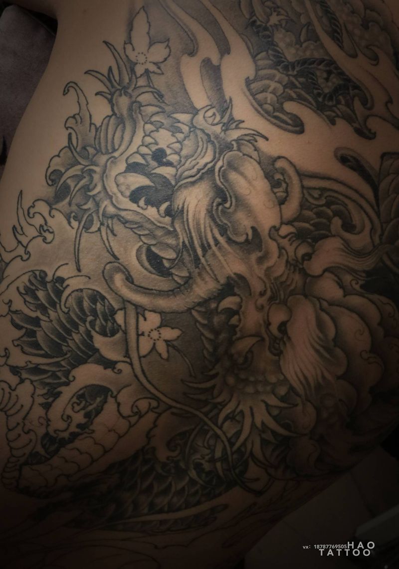 满背龙纹身图片_背部新传统纹身图案