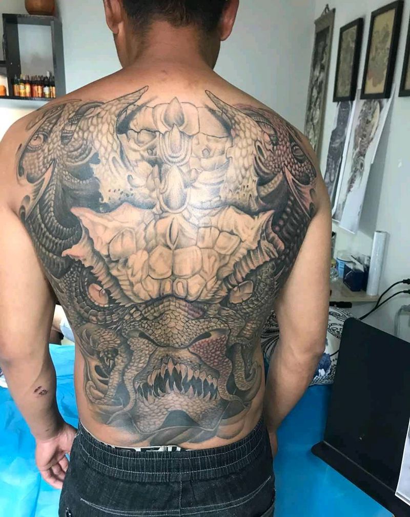 龙威纹身图片_背部纹身图案