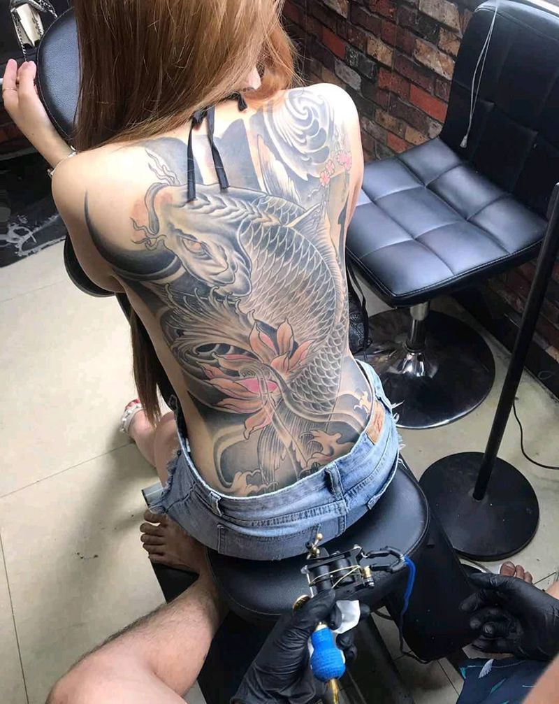 工作照纹身图片_背部纹身图案