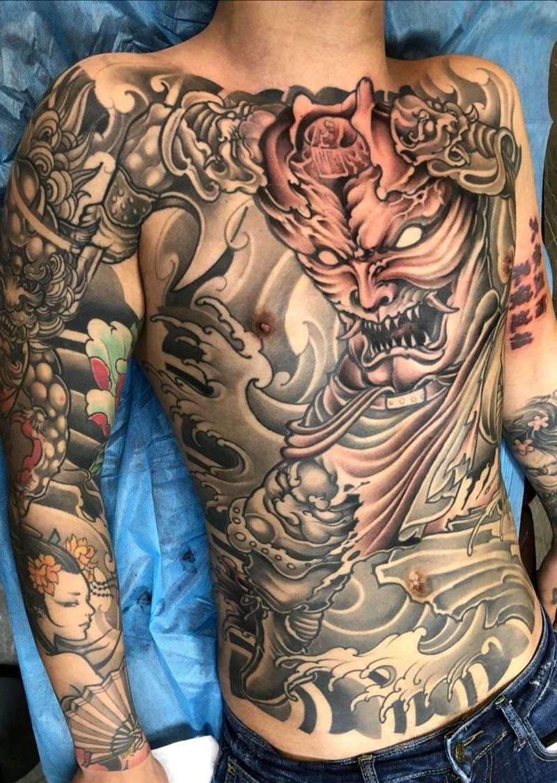 刑天纹身图片_腹部胸部新传统纹身图案