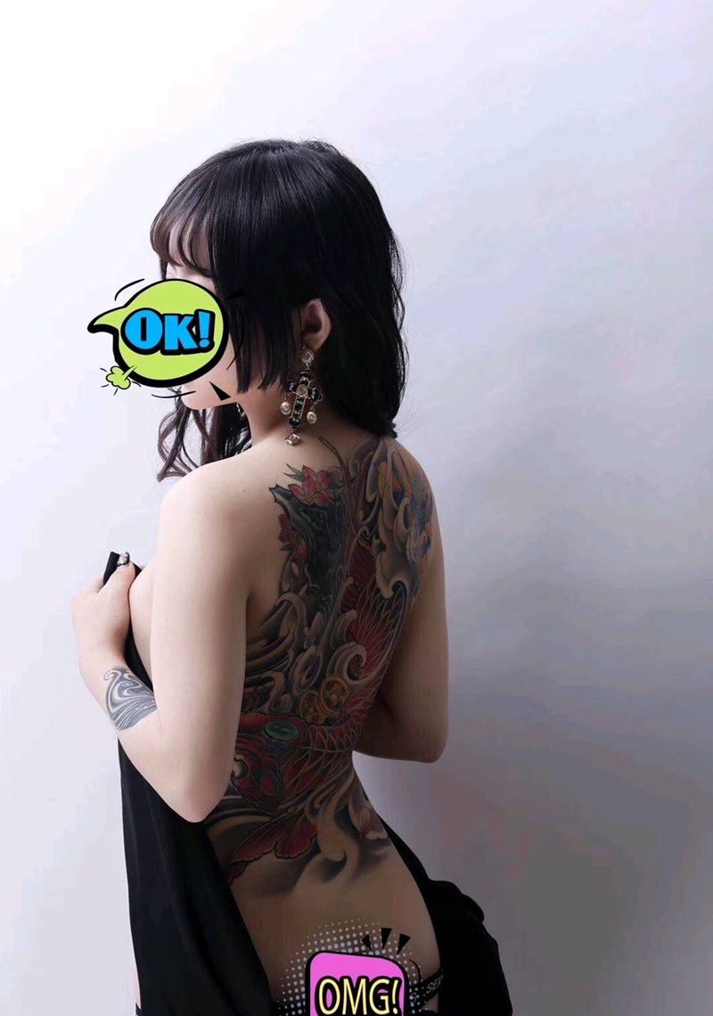 满背鲤鱼纹身图片