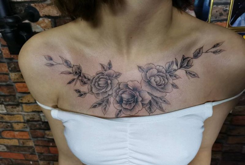 素花纹身图片_胸部肩部纹身图案