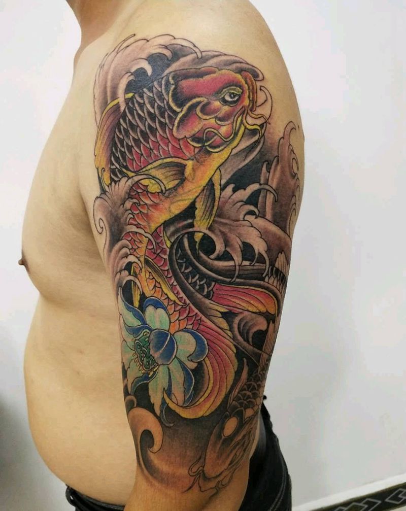 鲤鱼未完纹身图片_手臂新传统纹身图案