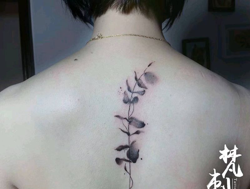 枝叶纹身图片_背部水墨纹身图案