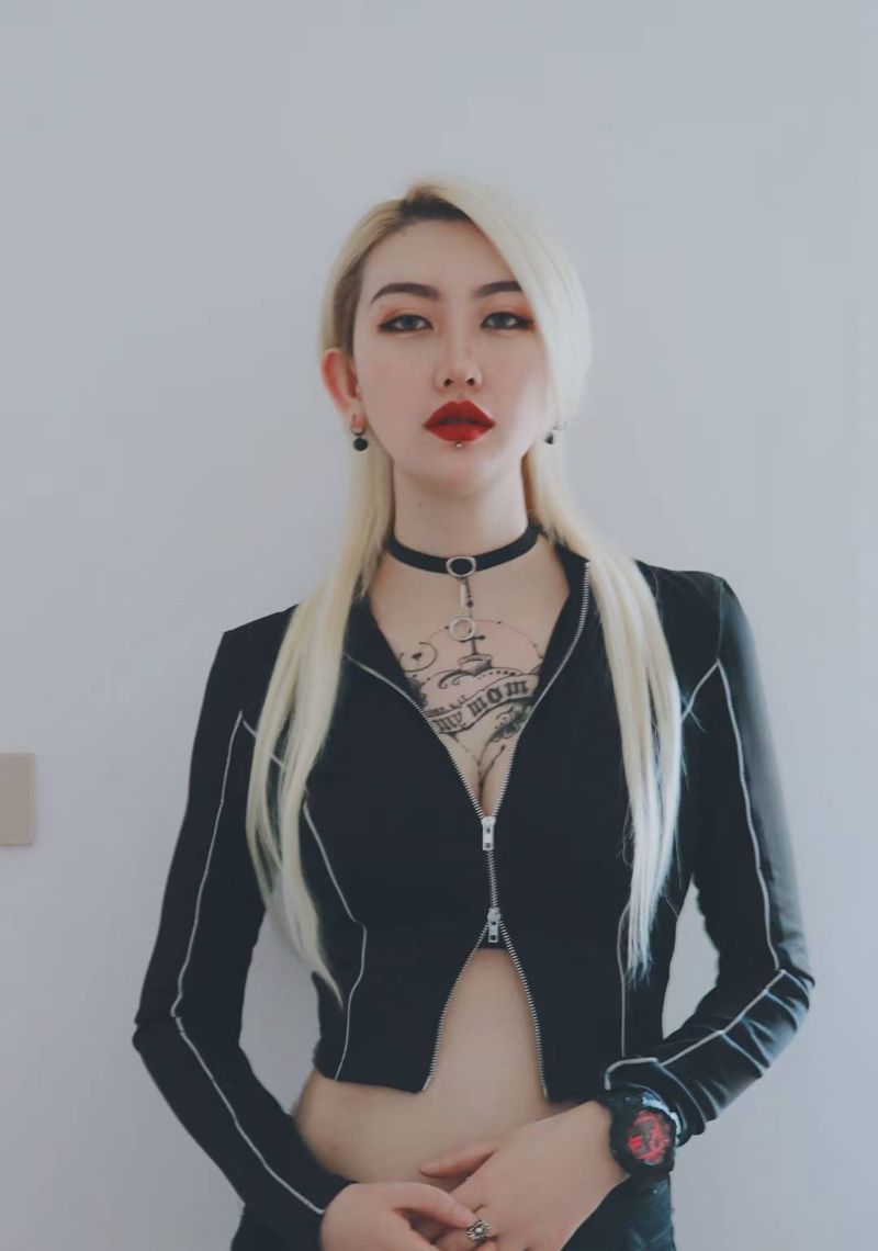 唇钉纹身图片_穿孔纹身图案