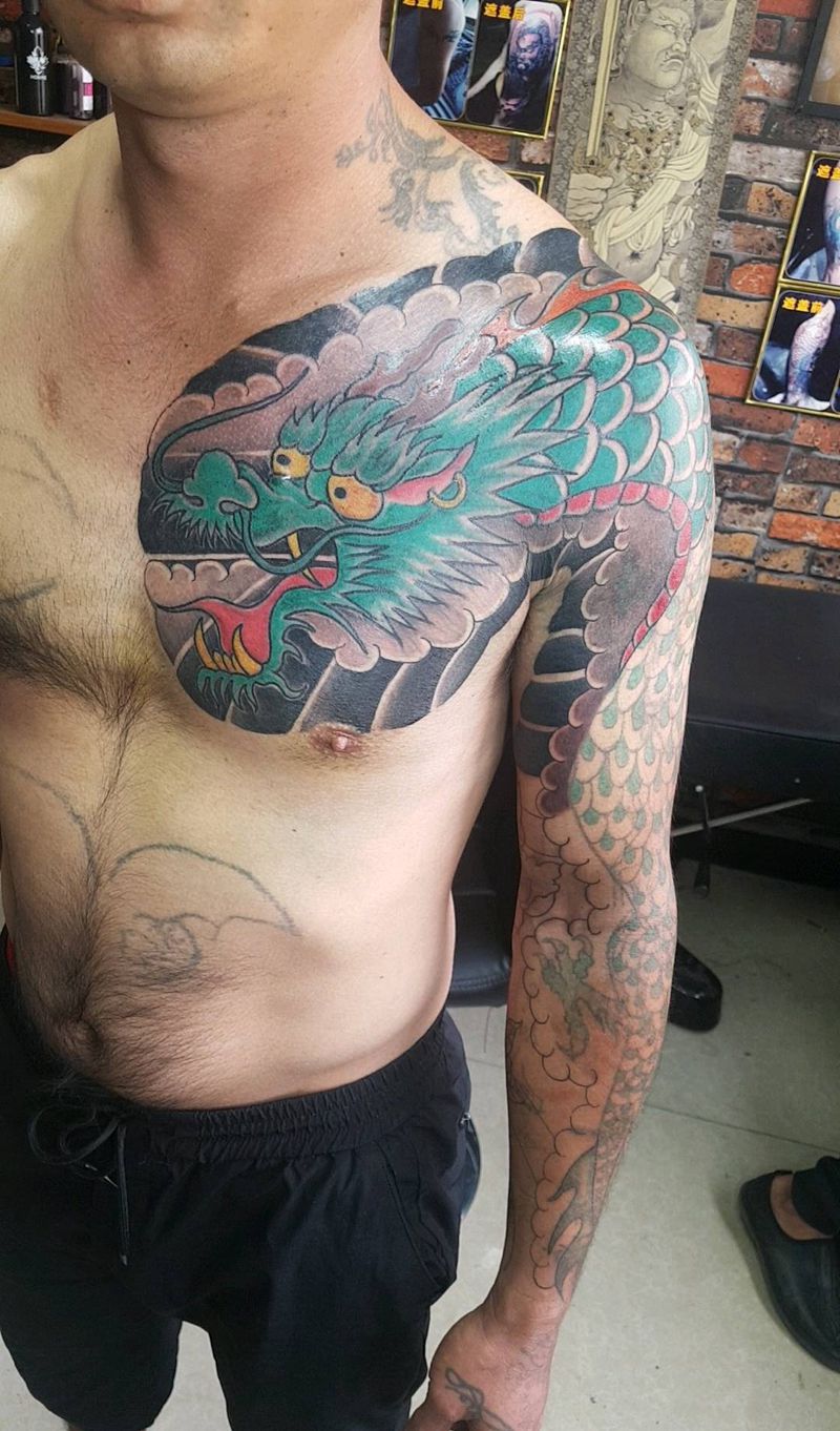 修改过肩龙纹身图片_肩部纹身图案