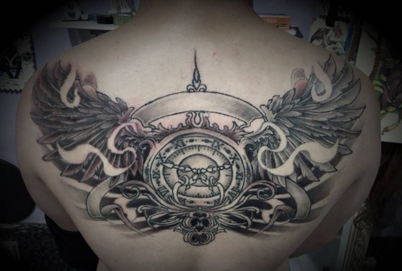 时钟、翅膀纹身图片