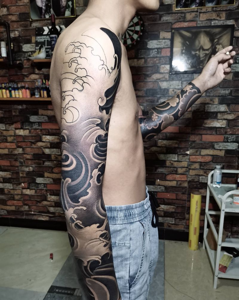 浪花臂未完纹身图片_手臂纹身图案