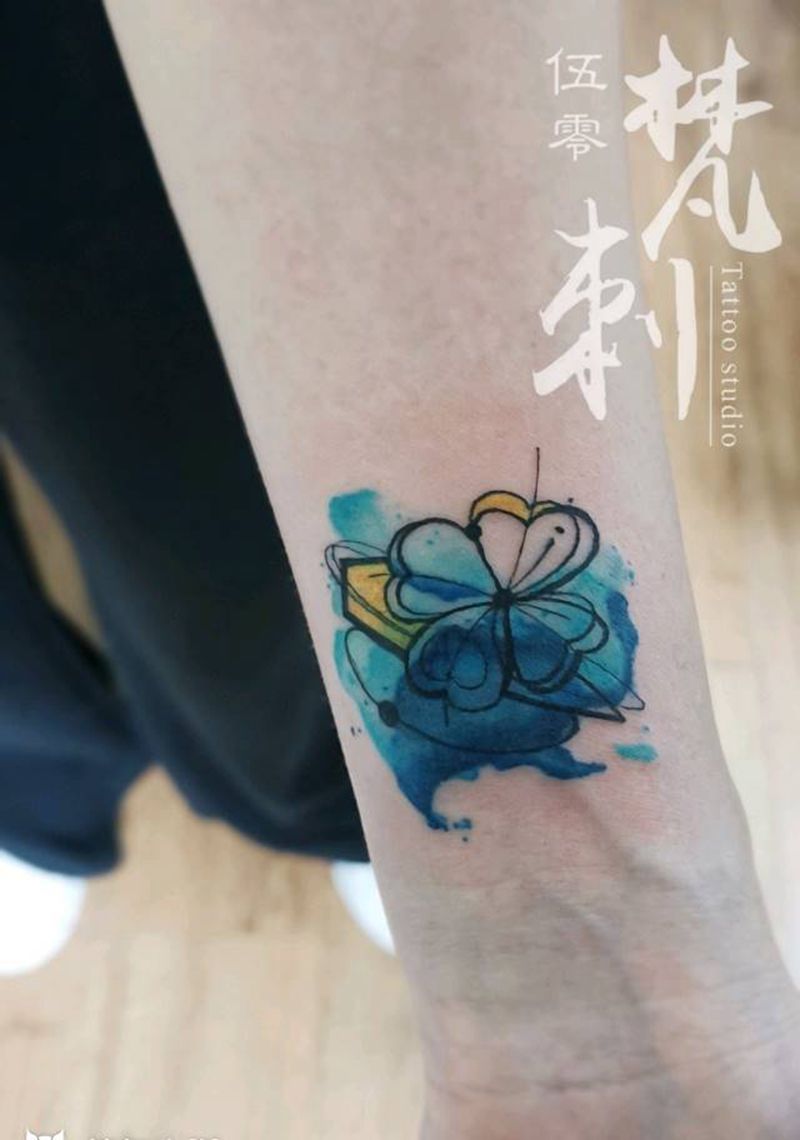 四叶草纹身图片_手臂水彩遮盖纹身图案