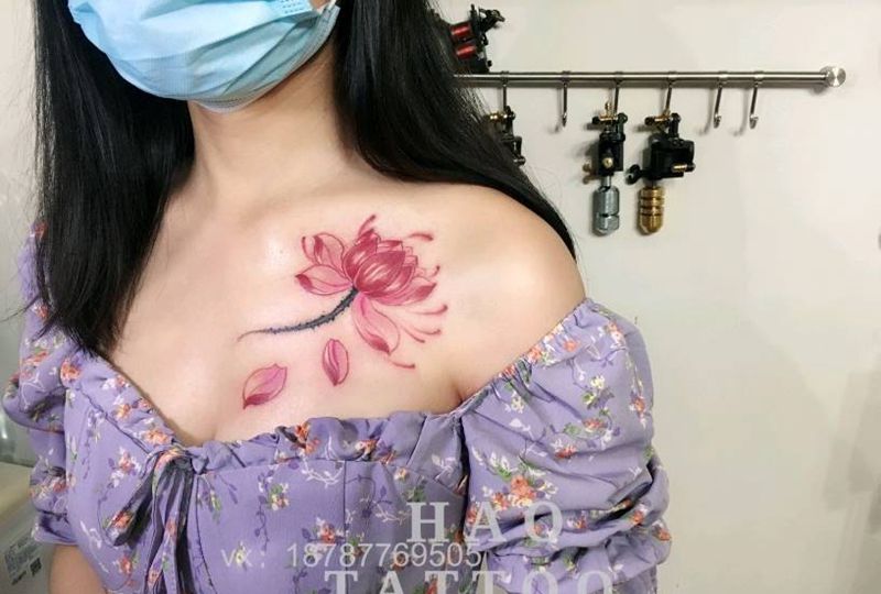 荷花纹身图片_肩部水彩水墨纹身图案