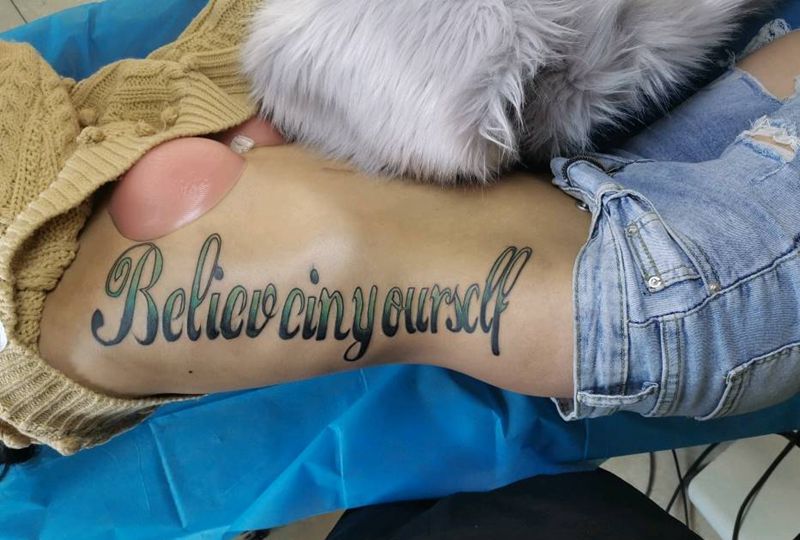 花字体纹身图片_腰部纹身图案