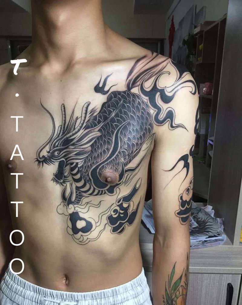 麒麟踏祥云纹身图片_胸部纹身图案