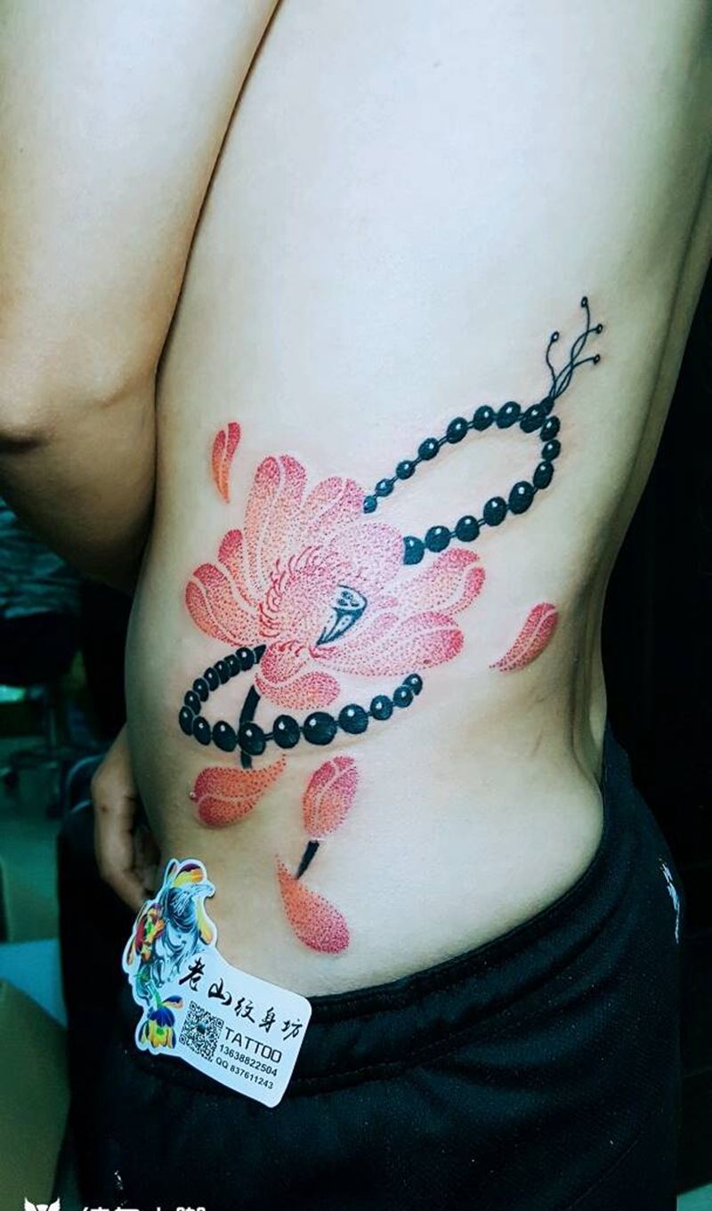 点刺荷花纹身图片