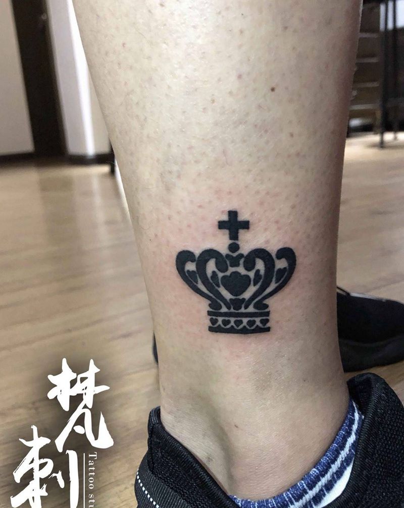 小皇冠纹身图片_脚部腿部皇冠纹身图案
