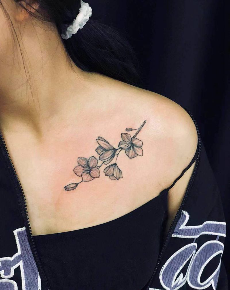 素花纹身图片_胸部点刺纹身图案