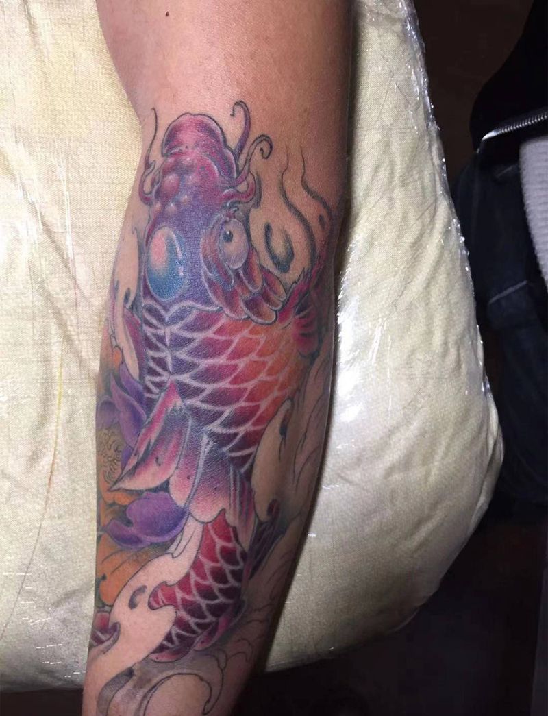 鲤鱼纹身图片_手臂新传统纹身图案