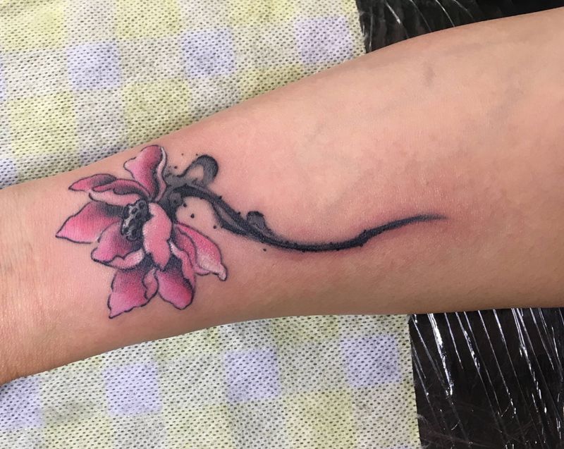 荷纹身图片_手臂水墨纹身图案