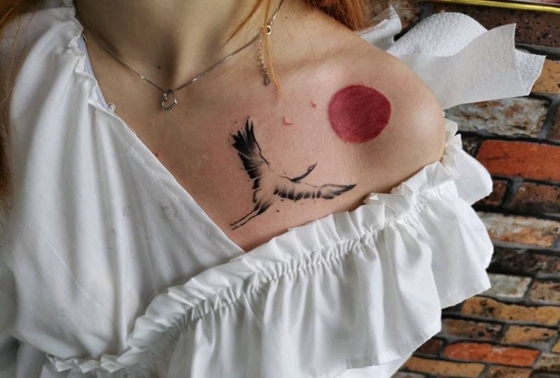 鹤纹身图片_胸部纹身图案