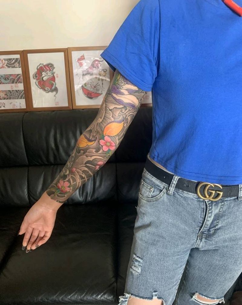 锦鲤•荷花•遮盖纹身图片_手臂新传统纹身图案