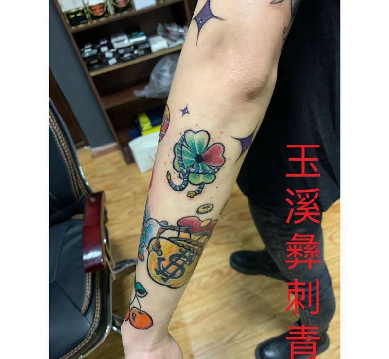 拼接小花臂纹身图片_手部手臂New School水彩纹身图案