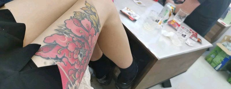 牡丹“纹家秀”纹身图片_腿部新传统纹身图案