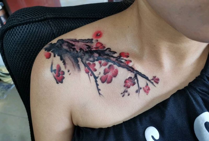 梅花遮盖手术疤痕纹身图片_肩部纹身图案
