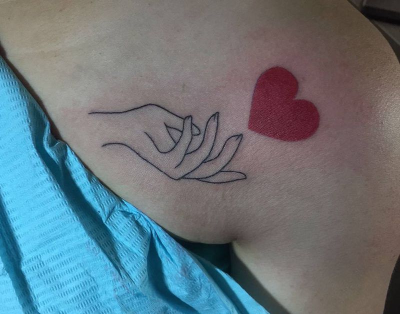 爱心手纹身图片_肩部纹身图案