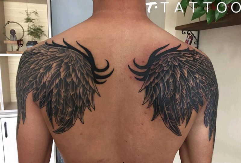 翅膀纹身图片_背部肩部新传统翅膀纹身图案