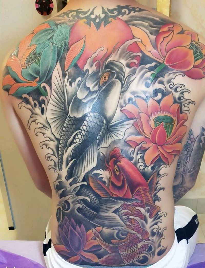 大鲤鱼纹身图片_背部胸部纹身图案