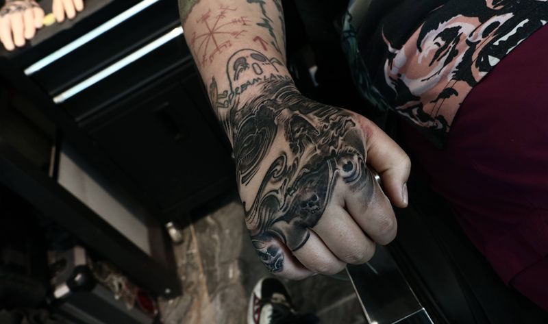 骷髅纹身图片_手部欧美写实暗黑骷髅黑灰纹身图案