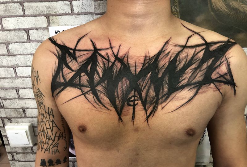 花体花胸纹身图片_胸部花体字纹身图案